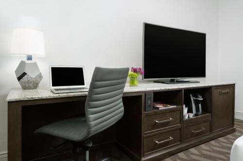 Imagen de la habitación del Hotel Hilton Boston Park Plaza. Foto 14