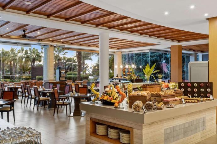 Imagen del bar/restaurante del Hotel Hilton Cabo Verde Sal Resort. Foto 4