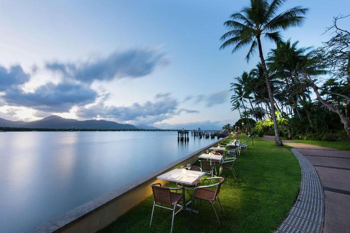 Imagen del bar/restaurante del Hotel Hilton Cairns. Foto 2