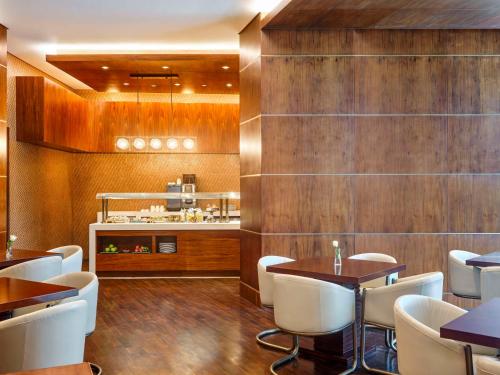 Imagen de la habitación del Hotel Hilton Cairo Nile Maadi. Foto 19