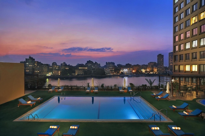 Imagen de la piscina del Hotel Hilton Cairo World Trade Center Residences. Foto 6