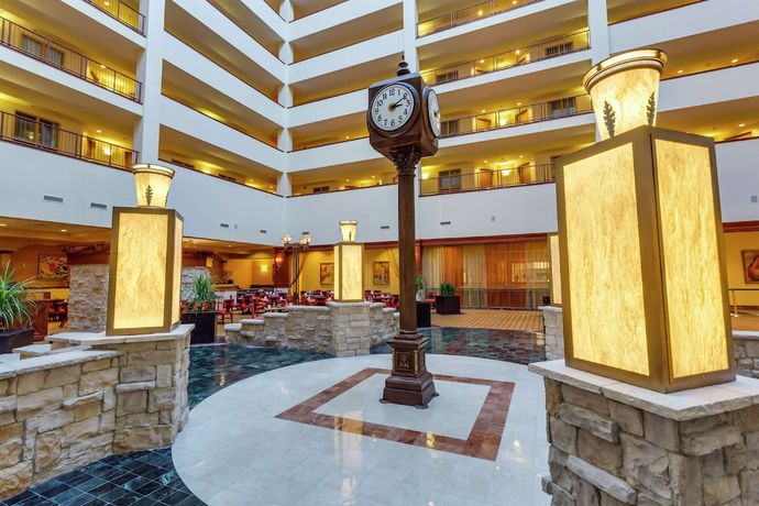 Imagen de los interiores del Hotel Hilton Charlotte Airport. Foto 11