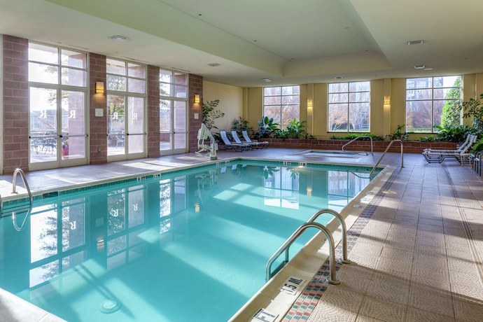 Imagen de la piscina del Hotel Hilton Charlotte Airport. Foto 13