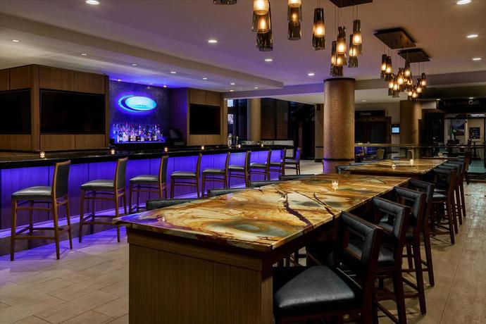 Imagen del bar/restaurante del Hotel Hilton Charlotte University Place. Foto 2