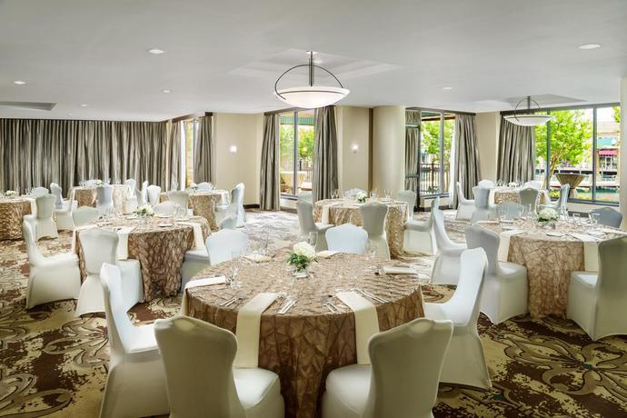 Imagen del bar/restaurante del Hotel Hilton Charlotte University Place. Foto 3
