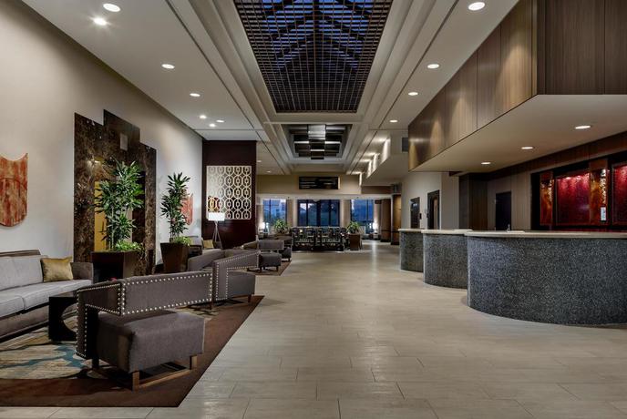 Imagen de los interiores del Hotel Hilton Charlotte University Place. Foto 9