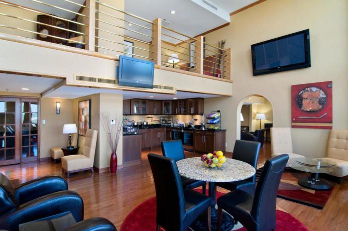 Imagen de los interiores del Hotel Hilton Charlotte University Place. Foto 10