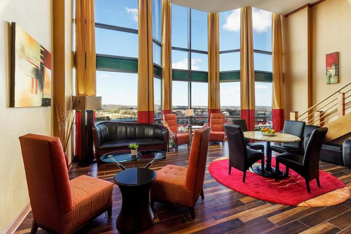 Imagen de los interiores del Hotel Hilton Charlotte University Place. Foto 11