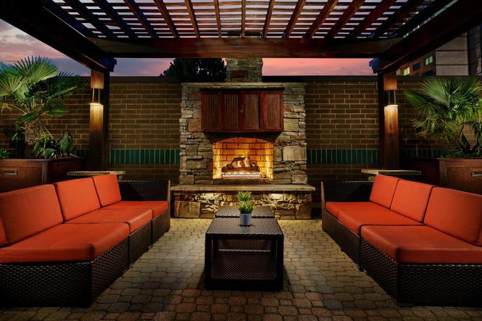 Imagen de los interiores del Hotel Hilton Charlotte University Place. Foto 12