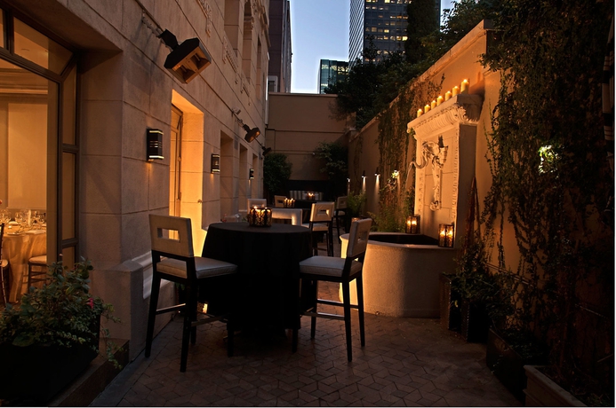 Imagen de los exteriores del Hotel Hilton Checkers. Foto 11