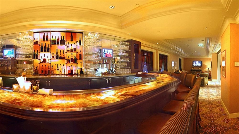 Imagen del bar/restaurante del Hotel Hilton Checkers. Foto 2