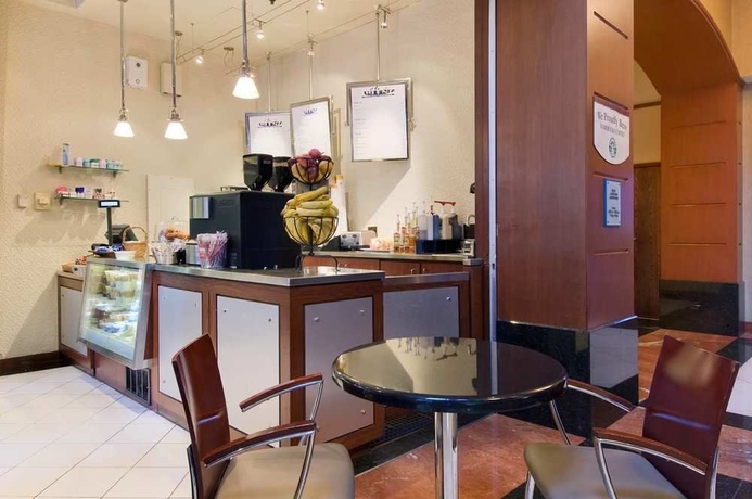 Imagen del bar/restaurante del Hotel Hilton Chicago/magnificent Mile Suites. Foto 2