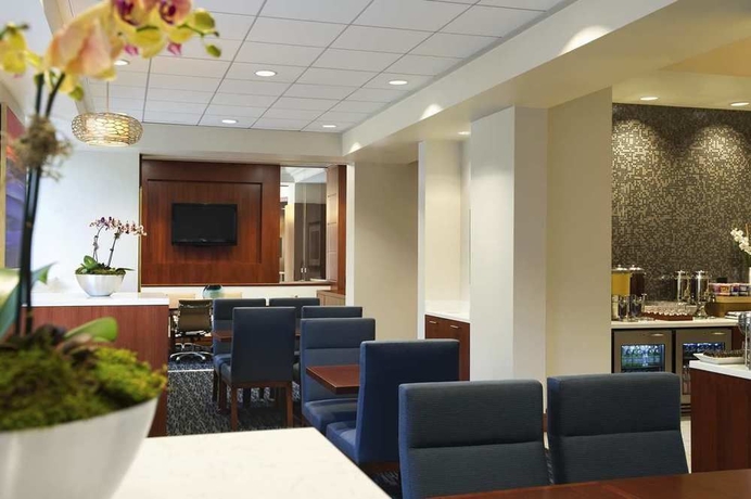 Imagen del bar/restaurante del Hotel Hilton Chicago/magnificent Mile Suites. Foto 3