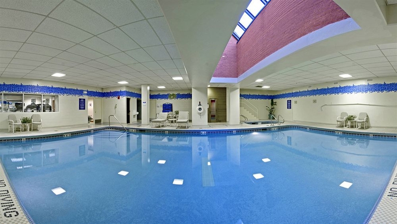 Imagen de la piscina del Hotel Hilton Chicago/northbrook. Foto 16