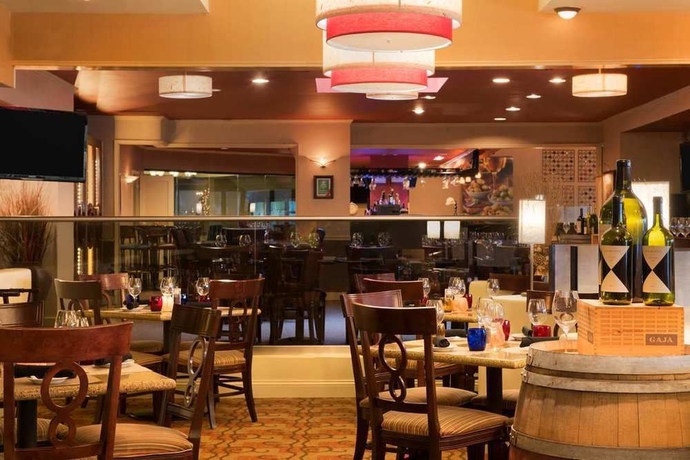 Imagen de los interiores del Hotel Hilton Chicago/oak Lawn. Foto 15