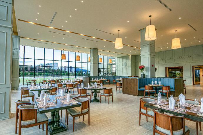 Imagen del bar/restaurante del Hotel Hilton Clark Sun Valley Resort. Foto 4