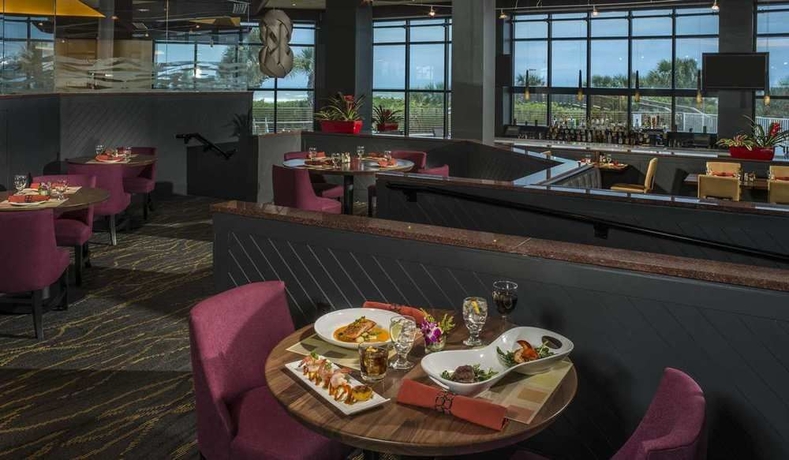 Imagen del bar/restaurante del Hotel Hilton Cocoa Beach Oceanfront. Foto 2