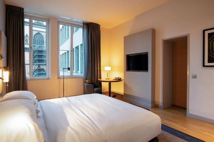 Imagen de la habitación del Hotel Hilton Cologne. Foto 6