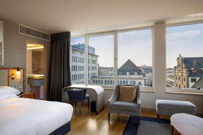 Imagen de la habitación del Hotel Hilton Cologne. Foto 9