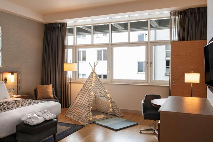 Imagen de la habitación del Hotel Hilton Cologne. Foto 10