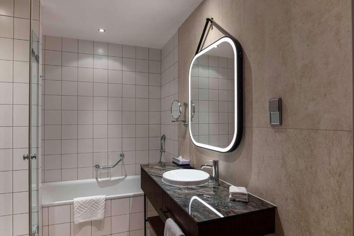 Imagen de la habitación del Hotel Hilton Cologne. Foto 11