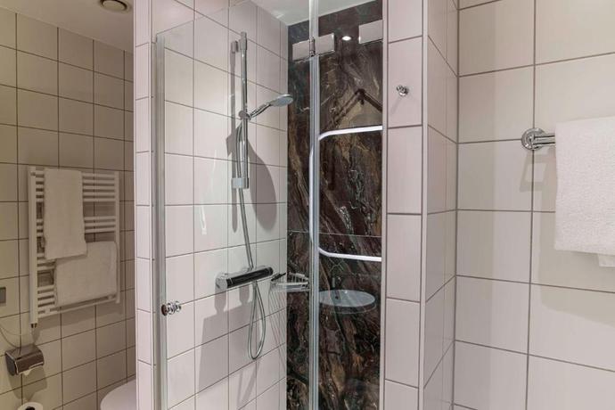 Imagen de la habitación del Hotel Hilton Cologne. Foto 14