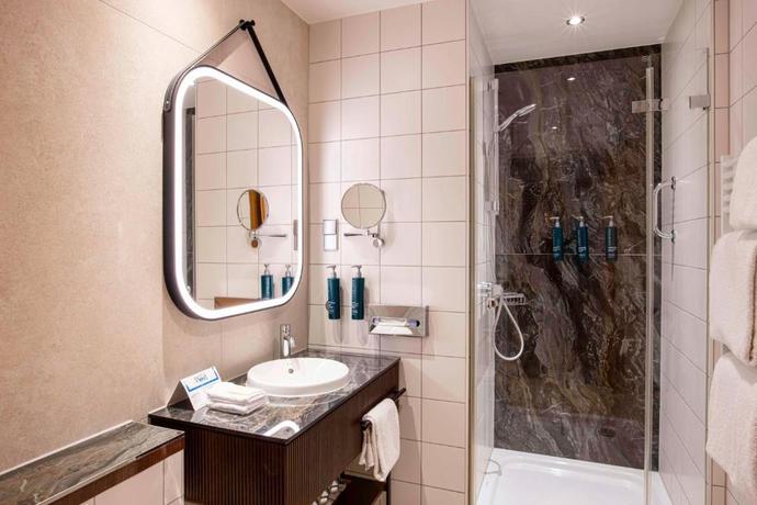 Imagen de la habitación del Hotel Hilton Cologne. Foto 15