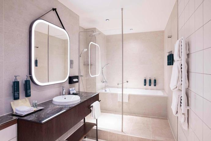 Imagen de la habitación del Hotel Hilton Cologne. Foto 17