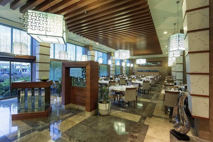 Imagen del bar/restaurante del Hotel Hilton Dalaman Sarigerme Resort and Golf. Foto 4