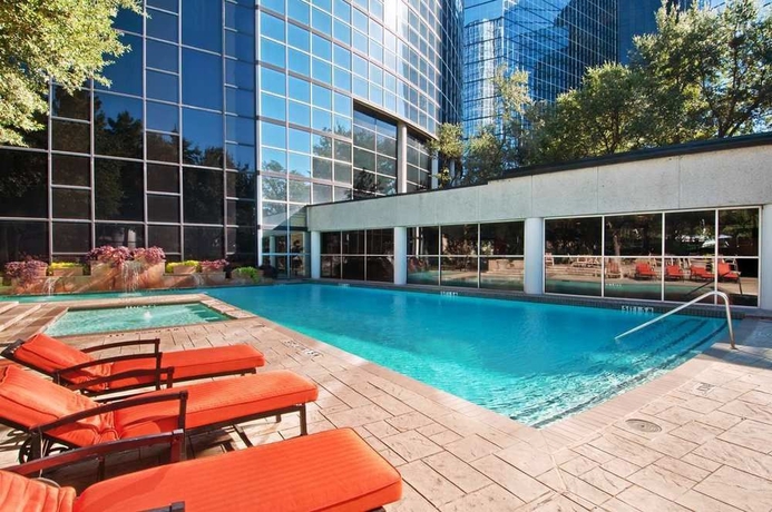 Imagen de la piscina del Hotel Hilton Dallas Lincoln Centre. Foto 13