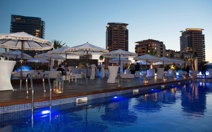 Imagen de la piscina del Hotel Hilton Diagonal Mar Barcelona. Foto 16