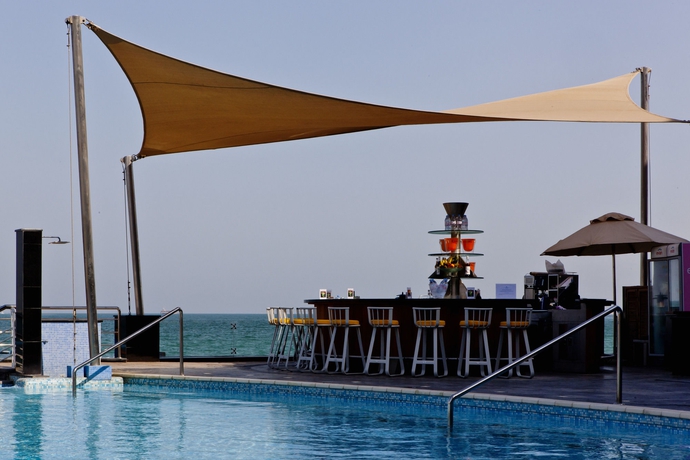 Imagen de la piscina del Hotel Hilton Doha. Foto 14