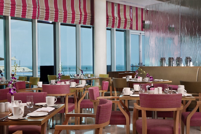 Imagen del bar/restaurante del Hotel Hilton Doha. Foto 6