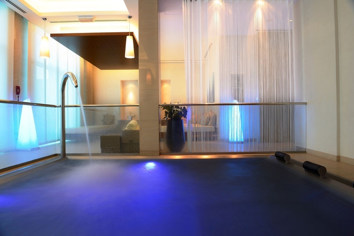 Imagen de la piscina del Hotel Hilton Doha. Foto 16