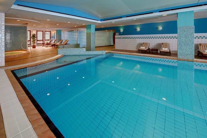 Imagen de la piscina del Hotel Hilton Dresden. Foto 14