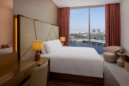 Imagen de la habitación del Hotel Hilton Dubai Creek Residences. Foto 17