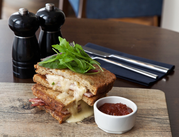 Imagen del bar/restaurante del Hotel Hilton Dublin. Foto 6