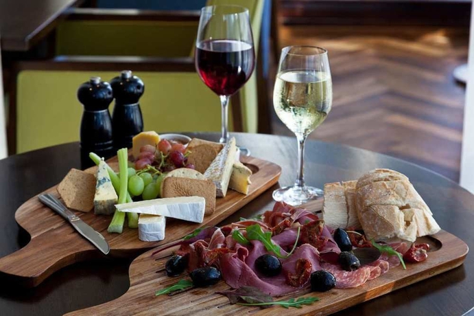 Imagen del bar/restaurante del Hotel Hilton Dublin. Foto 7