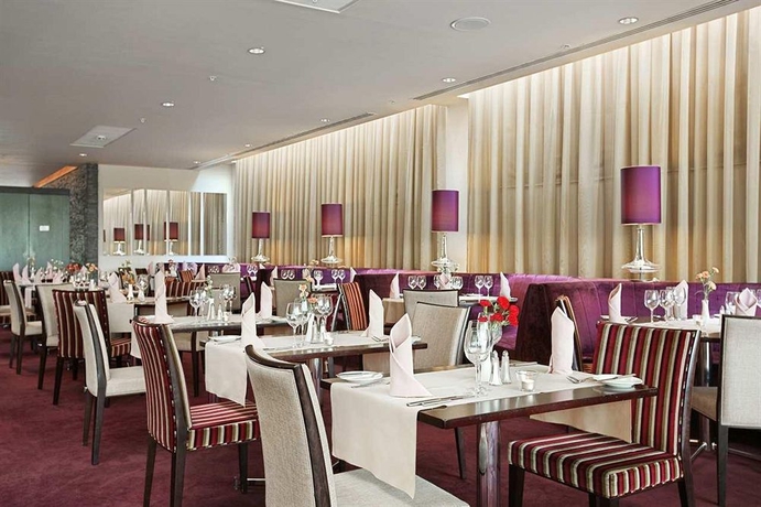 Imagen del bar/restaurante del Hotel Hilton Dublin Kilmainham. Foto 3