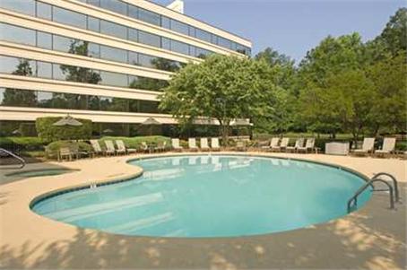 Imagen de la piscina del Hotel Hilton Durham Near Duke University. Foto 10