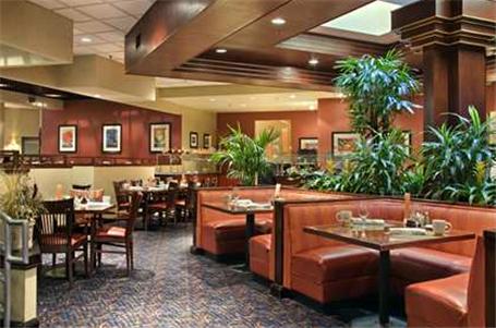 Imagen del bar/restaurante del Hotel Hilton Durham Near Duke University. Foto 5