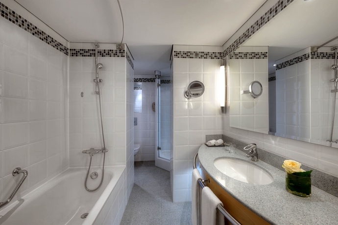 Imagen de la habitación del Hotel Hilton Düsseldorf. Foto 3