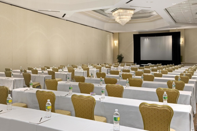 Imagen de los interiores del Hotel Hilton East Brunswick and Executive Meeting Center. Foto 8