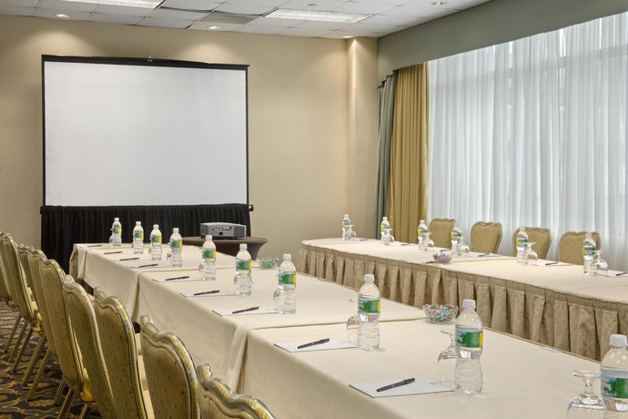 Imagen de los interiores del Hotel Hilton East Brunswick and Executive Meeting Center. Foto 9