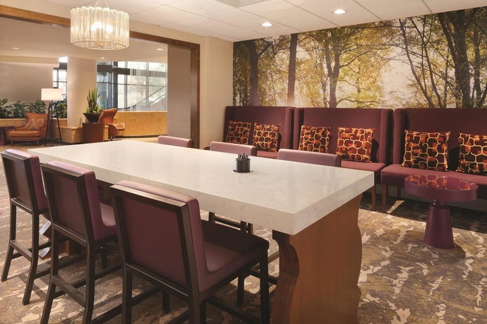 Imagen del bar/restaurante del Hotel Hilton East Brunswick and Executive Meeting Center. Foto 4