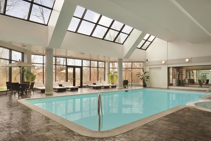 Imagen de la piscina del Hotel Hilton East Brunswick and Executive Meeting Center. Foto 13