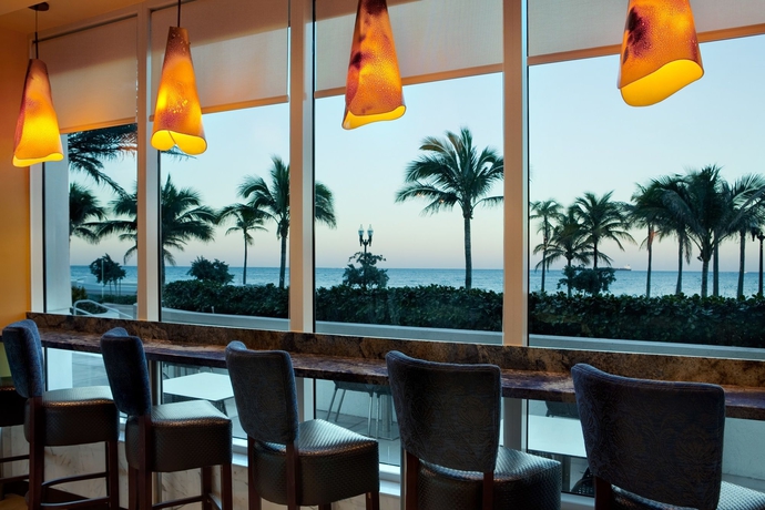 Imagen del bar/restaurante del Hotel Hilton Fort Lauderdale Beach Resort. Foto 4