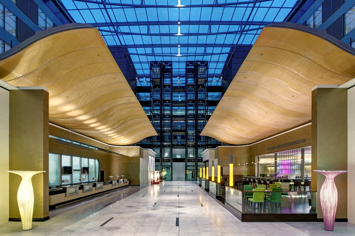 Imagen de los interiores del Hotel Hilton Frankfurt Airport. Foto 13