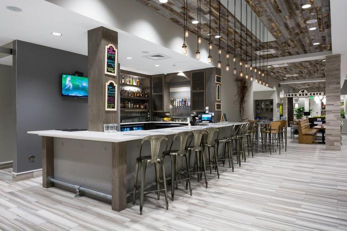 Imagen del bar/restaurante del Hotel Hilton Garden Inn Asheville Downtown. Foto 2
