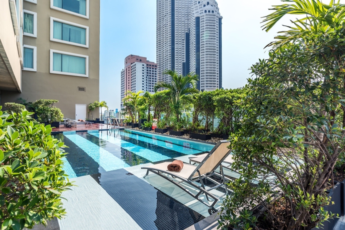 Imagen de la piscina del Hotel Hilton Garden Inn Bangkok Silom. Foto 10